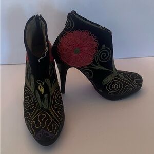 Floral Embroidered Black Heeled Boots